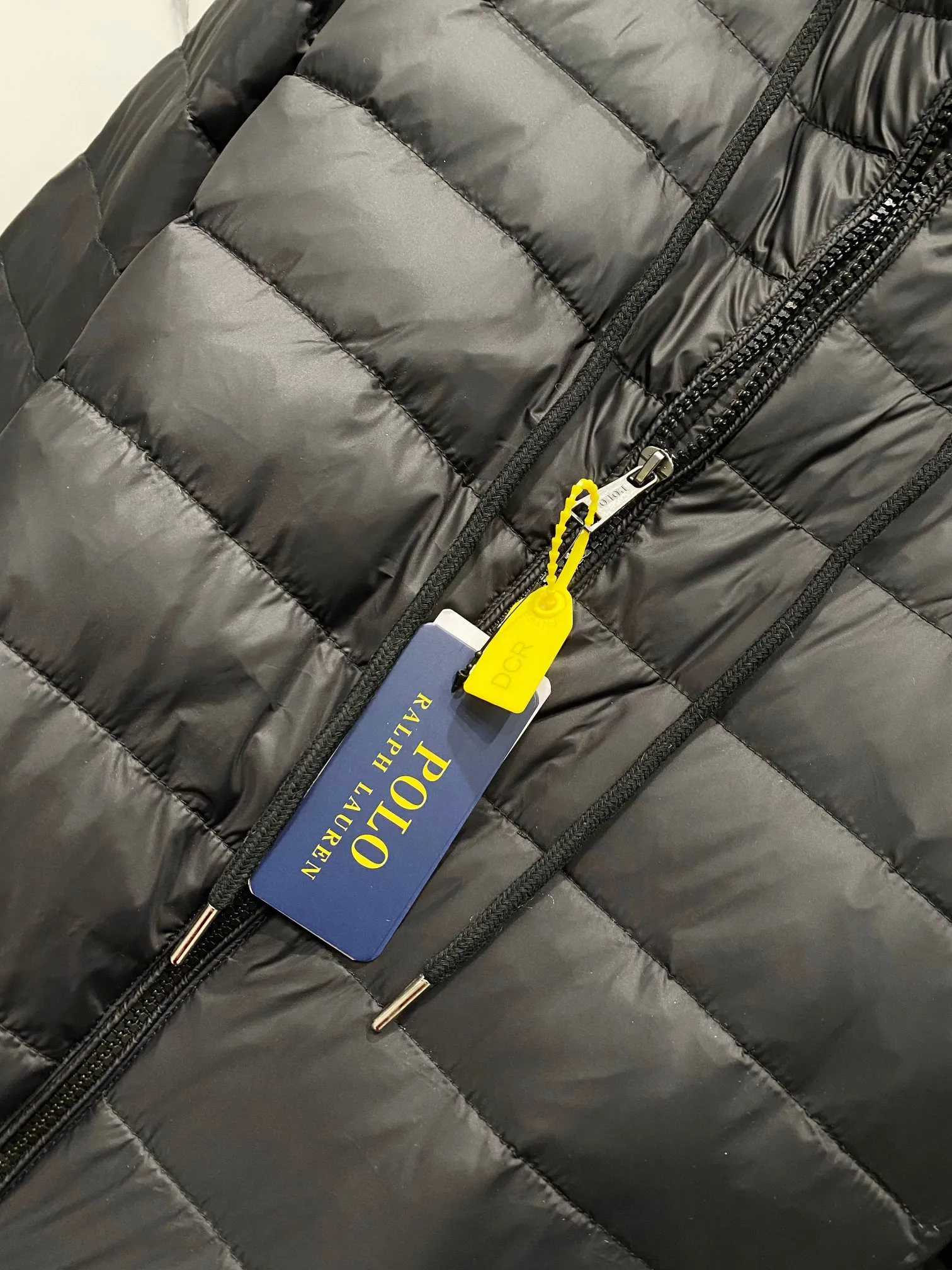 P640 Ralph Lauren/Ralph Lauren 24aw new winter product, Gorham series down jacket for sale on North American official website, classic and light down hooded down jacket - 0.15 grid nylon coating on the face for light three-proof construction, built-in 360T anti-drilling velvet coated gallbladder - corn tooth high-quality resin zipper, five large and small partition zippers all over the body, separate molding - originality restoration, original molding, full set of customized accessories, 100% detail processing - RL Ralph Lauren's classic best-selling hooded down jacket with small label. Best-selling offline in North America and out of stock all year round. Black, blue and army green three colors. Simple and versatile. Very practical. Detachable hood. Velcro to tighten cuffs. Elastic cord at hem. Free elastic adjustment. 350 grams of zoned down filling. Warm and comfortable. Warm in winter. Color: black, navy blue, army green. Size: M — XXL